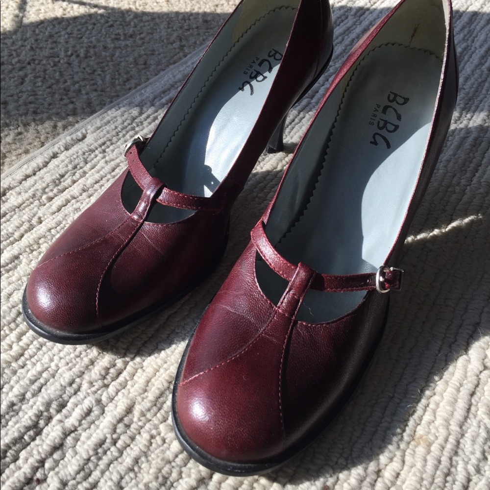 BCBG PARIS “VINTAGE LOOK” LEATHER BABY DOLL HEEL